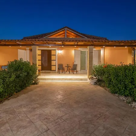 Villa Sophie - Sunny Retreat! *